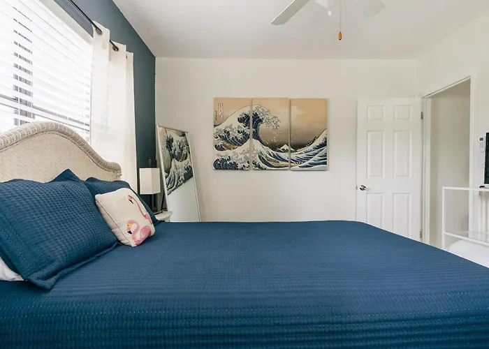 One Bedroom Private Apartment Two Blocks To Beach!