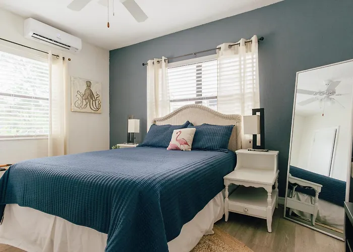 One Bedroom Private Apartment Two Blocks To Beach!