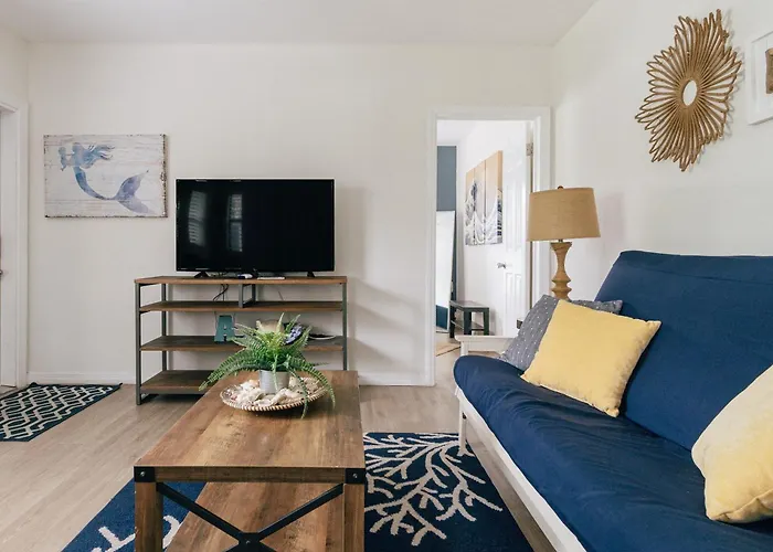 One Bedroom Private Apartment Two Blocks To Beach!