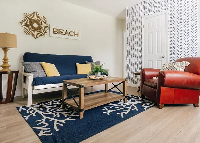 One Bedroom Private Apartment Two Blocks To Beach!