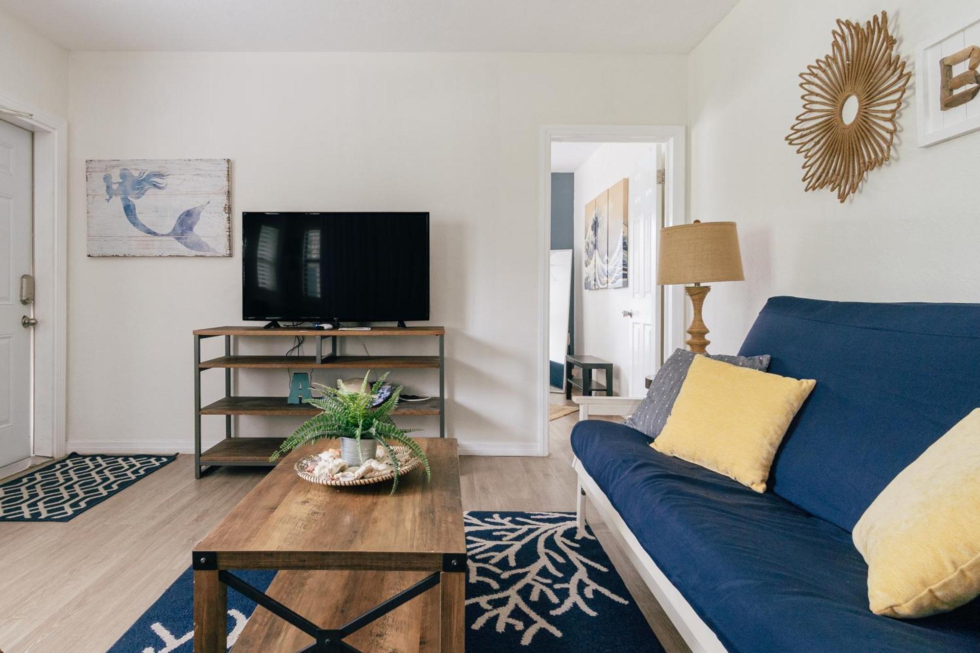 One Bedroom Private Two Blocks To Beach! Apartment