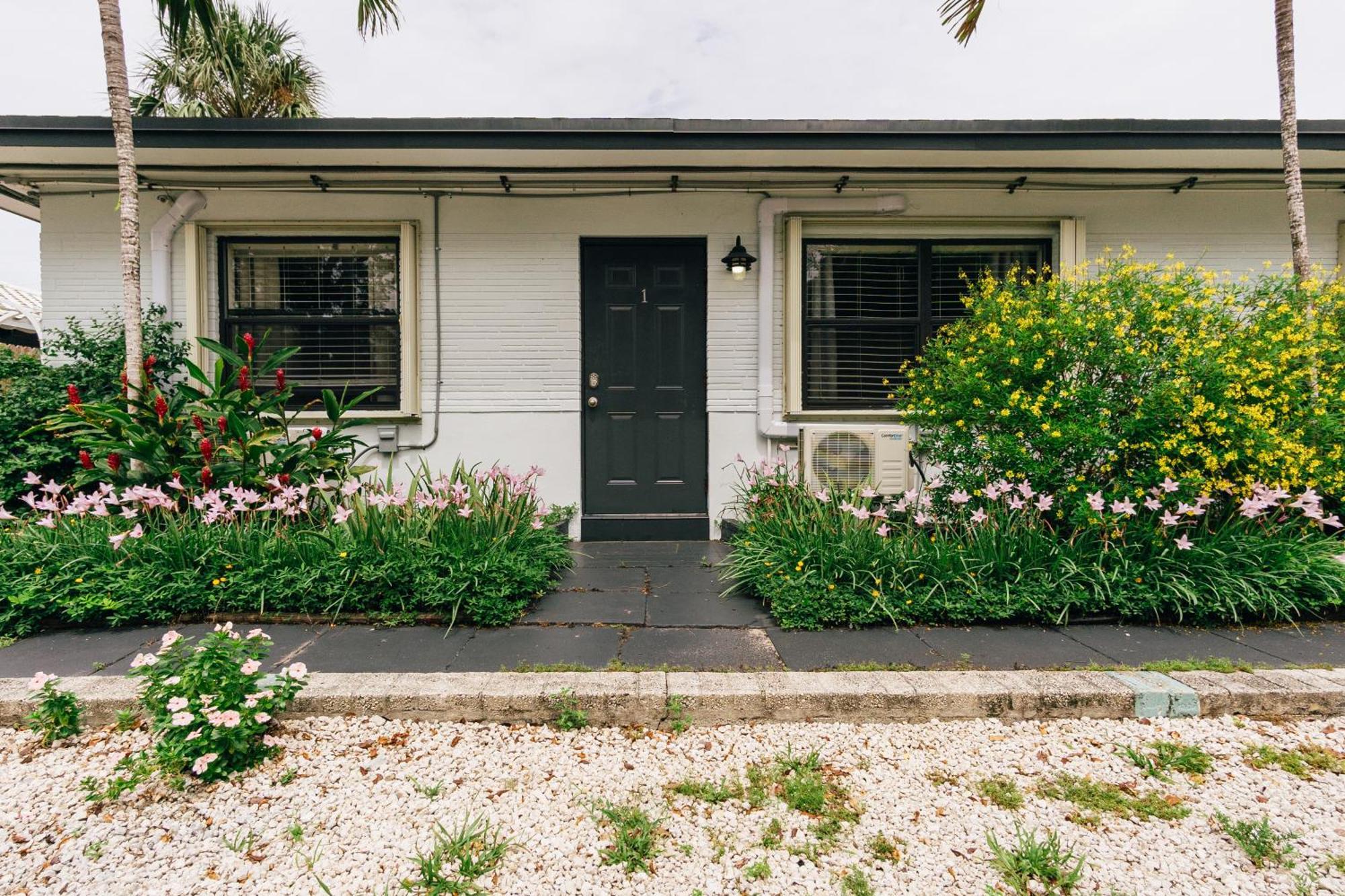 One Bedroom Private Two Blocks To Beach! * Pompano Beach