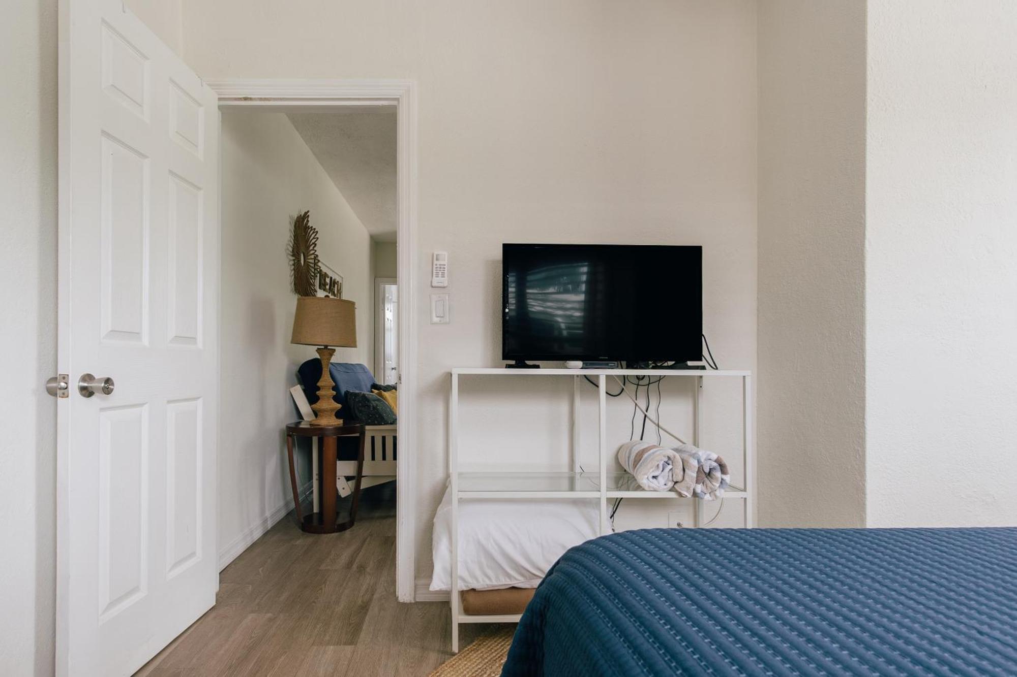 One Bedroom Private Two Blocks To Beach!