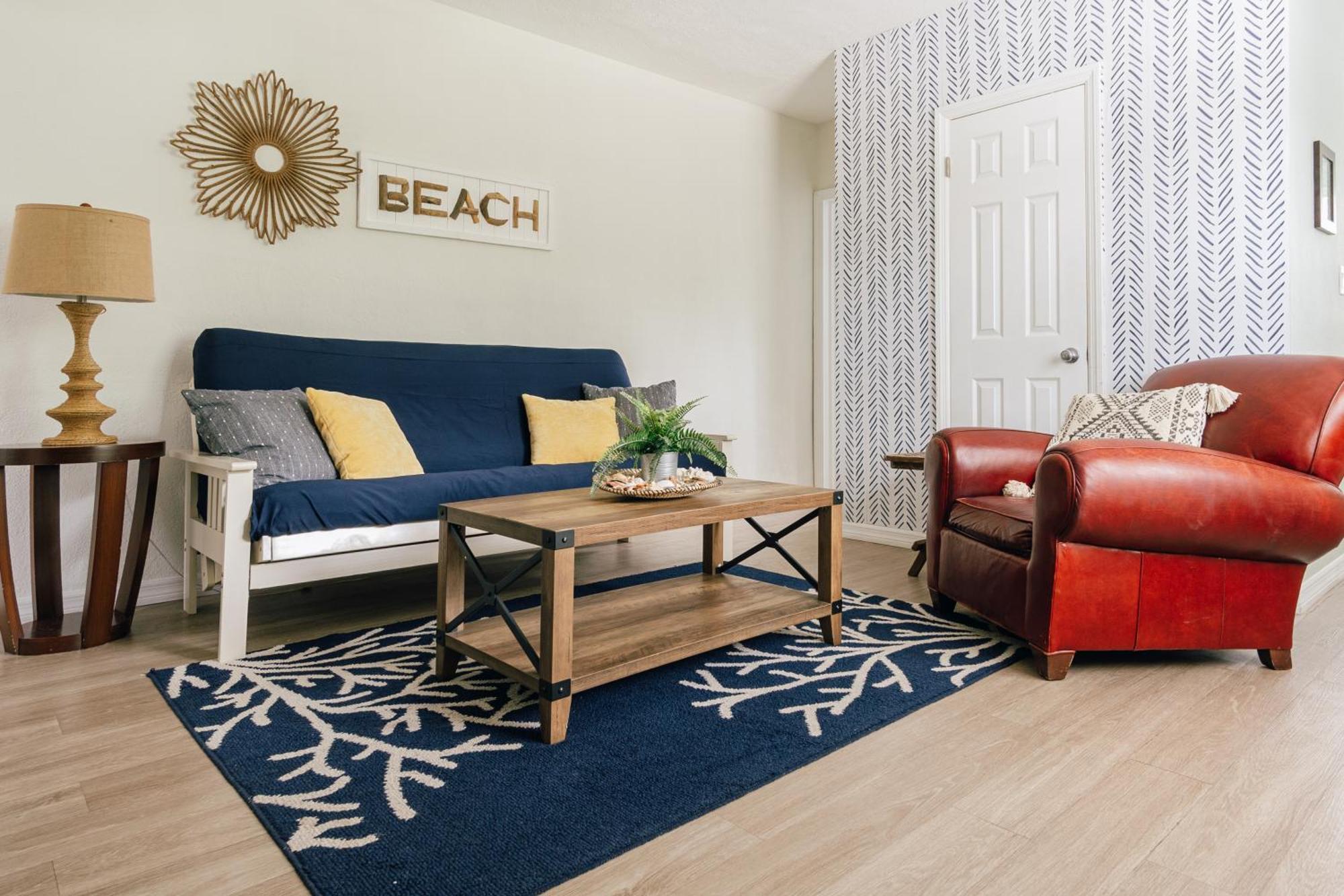 One Bedroom Private Two Blocks To Beach! Apartment